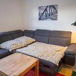 Haus Unterm Mammutbaum - Elberadweg Apartman