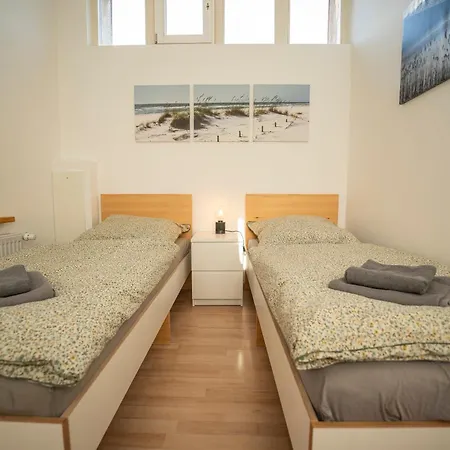 Haus Unterm Mammutbaum - Elberadweg Apartment *